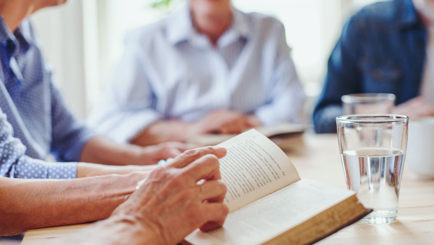 Oekraïense jongen zoekt hulp bij de Nederlandse taal