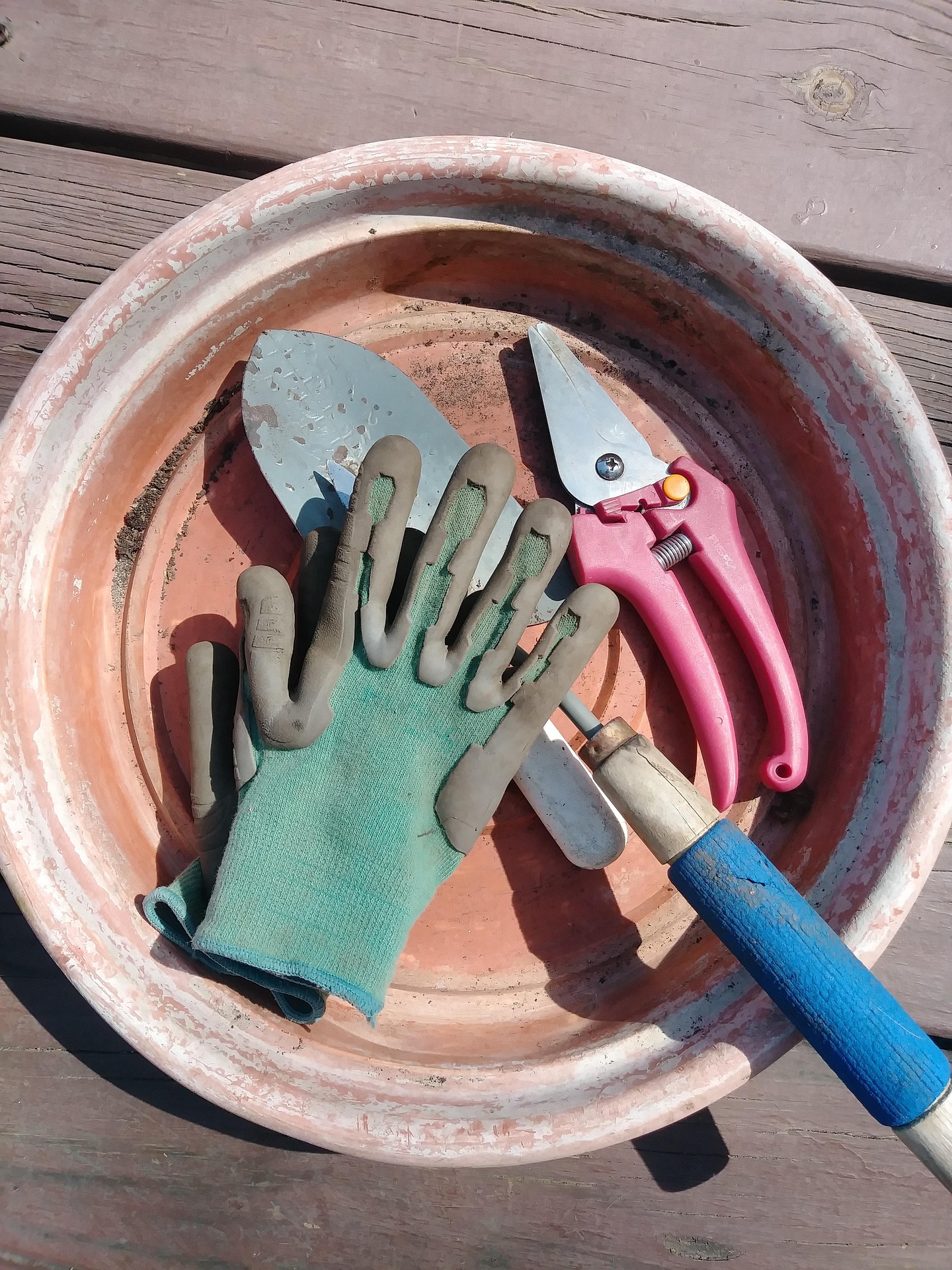 Tuin en oprijlaan onkruidvrij maken in de Hoef