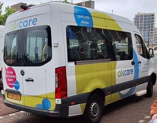 Chauffeur voor de rolstoelbus